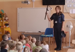 Pani Policjantka prezentuje swój mundur.