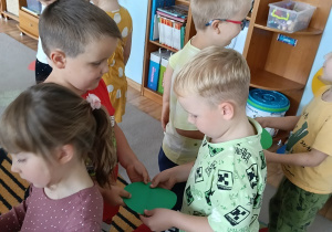 Dzieci tańczą z kropkami
