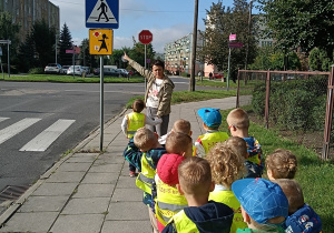 Dzieci uczą się znaków drogowych