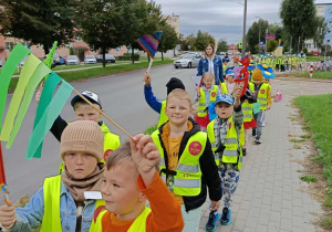 Dzieci na przemarszu ulicami miasta