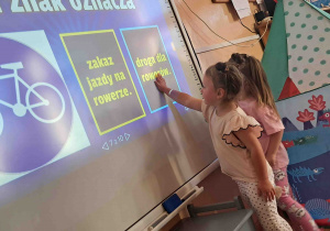 Dziewczynki przy tablicy multimedialnej