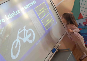 Dziewczynka przy tablicy multimedialnej