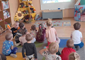 Dzieci oglądają film edukacyjny o bezpieczeństwie na drodze