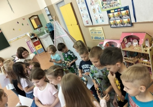 Chłopcy dostają upominki