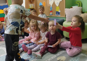 Dziewczynki dostają również upominek