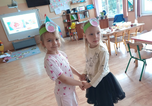 Dzieci podczas zabaw muzycznych