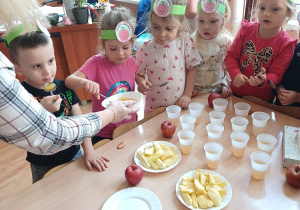 Dzieci smakują jabłkowych przysmaków