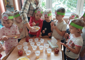 Dzieci smakują jabłkowych przysmaków