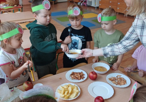 Dzieci smakują jabłkowych przysmaków