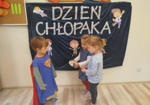 Chłopiec otrzymuje upominki od koleżanek.