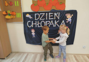 Chłopiec otrzymuje upominki od koleżanek.