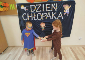 Chłopiec otrzymuje upominki od koleżanek.