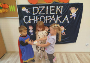 Chłopcy otrzymują upominki od koleżanek.
