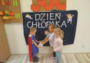 Chłopiec otrzymuje upominki od koleżanek.