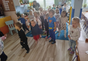 Dzieci tańczą swobodnie podczas zabawy tanecznej.