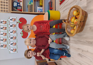 Dzieci przy dekoracji