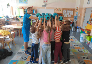 Dzieci uczestniczą w zabawach sportowych