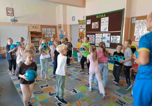 Dzieci uczestniczą w zabawach sportowych