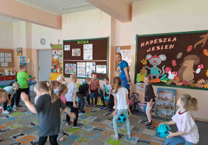 Dzieci uczestniczą w zabawach sportowych