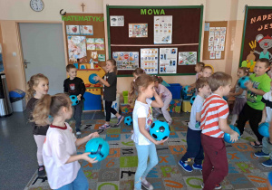 Dzieci uczestniczą w zabawach sportowych