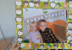Zdjęcie dzieci w fotobudce