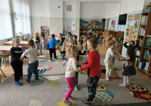 Dzieci tańczą w parach