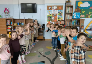 Dzieci machają do zdjęcia