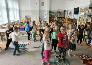 Dzieci tańczą przy wesołej muzyce