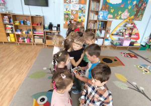 Dziewczynki wręczają prezenty chłopcom