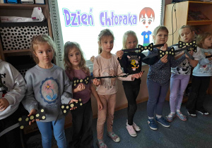 Dziewczynki przygotowują się do wręczania muszek chłopcom