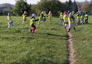 Dzieci sprzątają teren zielony