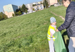 Dzieci sprzątają teren zielony