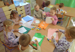 Dzieci wykonują pracę plastyczną ,,Uśmiechnij się".