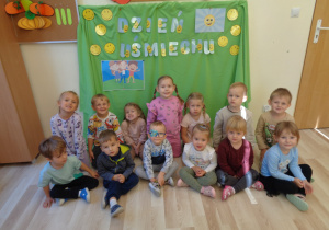 Dzieci pozują na tle dekoracji z okazji Dnia Uśmiechu.
