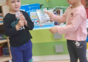 Dziewczynka wręcza prezent koledze z grupy