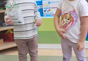 Dziewczynka wręcza prezent koledze z grupy