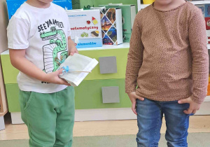 Dziewczynka wręcza prezent koledze z grupy