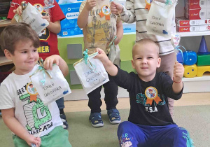 Chłopcy pozują do zdjęcia z prezentami