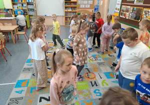 Zabawa orientacyjno - porządkowa - łączenie się w koła o ilości wskazanej przez zbiór kasztanów