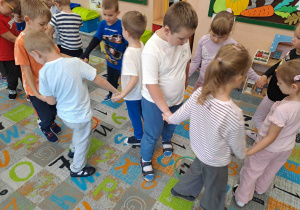 Zabawa orientacyjno - porządkowa - łączenie się w koła o ilości wskazanej przez zbiór kasztanów