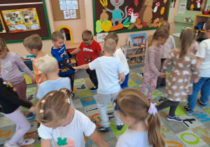 Zabawa orientacyjno - porządkowa - łączenie się w koła o ilości wskazanej przez zbiór kasztanów