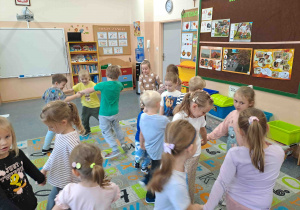 Zabawa orientacyjno - porządkowa - łączenie się w koła o ilości wskazanej przez zbiór kasztanów