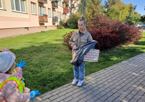 Dzieci sprzątają okolice przedszkola w akcji #SprzątamyDlaPolski