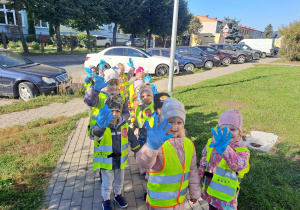 Dzieci sprzątają okolice przedszkola w akcji #SprzątamyDlaPolski
