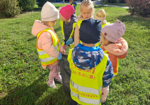 Dzieci sprzątają okolice przedszkola w akcji #SprzątamyDlaPolski
