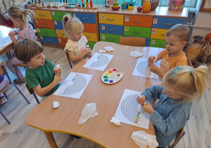 Dzieci wykonują prace plastyczną