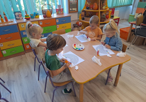 Dzieci wykonują prace plastyczną