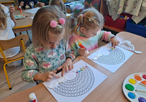 Dzieci wykonują prace plastyczną