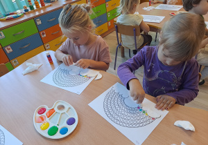 Dzieci wykonują prace plastyczną