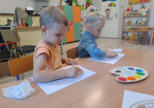 Dzieci wykonują prace plastyczną